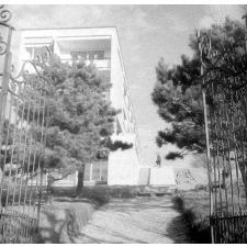Ecole de plein air : bâtiment extérieur du Centre de formation de professeurs d'école : vue sur le côté : parc