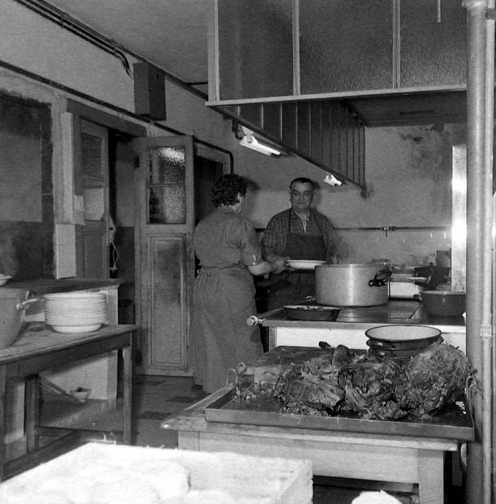 Collège d'enseignement technique pour jeunes filles. La cuisine. La cuisinière prépare les plats.