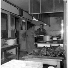 Collège d'enseignement technique pour jeunes filles. La cuisine. La cuisinière prépare les plats.