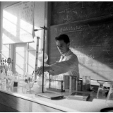 Lycée-pilote mixte de Montgeron. Le professeur de physique-chimie pendant un T.P. de chimie.