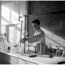 Lycée-pilote mixte de Montgeron. Le professeur de physique-chimie pendant un T.P. de chimie.