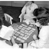 Collège d'enseignement technique pour jeunes filles. Dans la salle de détente (le foyer), des élèves jouent aux cartes ou révisent leurs cours.