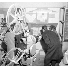 Enseignement audiovisuel : un panneau d'affichage sur le service audiovisuel.