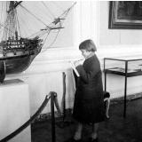 Musée d'Histoire de France : une élève observe la maquette d'une caravelle