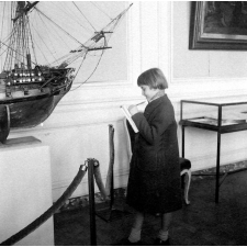 Musée d'Histoire de France : une élève observe la maquette d'une caravelle