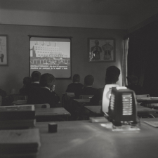 Centre d'éducation surveillée : la formation scolaire. La projection, en classe, d'un document sur une centrale thermique.