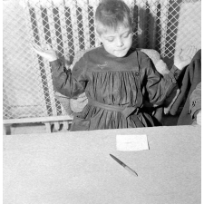 Méthode Freinet : l'apprentissage de l'imprimerie et la réalisation d'un journal scolaire. Un élève écrit un texte.