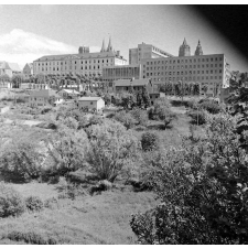 Lycée de Coutances : la façade sur les jardins. La diversité des bâtiments.