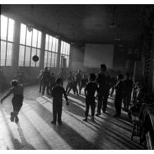 Méthode Freinet : l'apprentissage de l'imprimerie et la réalisation d'un journal scolaire. La détente par le sport collectif.