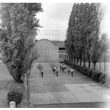 Pratique du sport sur un stade parisien : les élèves effectuent exercices et jeux.