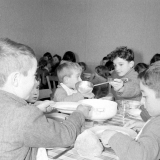 Ecole primaire de Labruguière : le service de restauration. Les élèves les plus jeunes sont à table sous la surveillance des plus âgés.