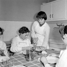 Collège d'enseignement technique pour jeunes filles. Le cours de cuisine. Les élèves goûtent les plats préparés.