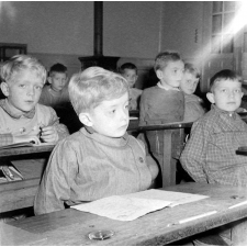 Ecole de garçons, rue Montcenis : exercice d'écriture dans la classe