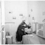 Institution publique d'éducation surveillée : vie familiale à l'internat. Janine dans sa chambre avec son chat.