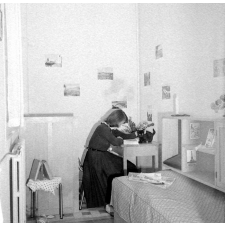 Institution publique d'éducation surveillée : vie familiale à l'internat. Janine dans sa chambre avec son chat.