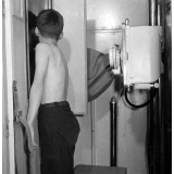 Service de santé scolaire et universitaire : un élève à l'intérieur du camion de radiologie.