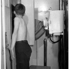 Service de santé scolaire et universitaire : un élève à l'intérieur du camion de radiologie.