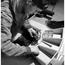 Institut départemental des Aveugles de la Seine (Ecole Braille).
L'enseignement destiné aux aveugles. L'apprentissage de réparation mécanique.