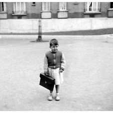 Rentrée scolaire : l'école maternelle de la rue Lamarck. Un élève désemparé dans la cour...