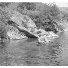 Jeunesse au plein air : colonie de Saumanes, mise à l'eau du radeau de la colonie