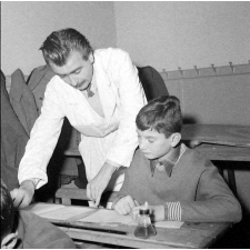 I.P.N. : un jeune garçon et son professeur