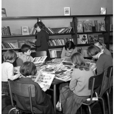 Bibliothèque des enfants à Paris : lecture de bandes dessinées