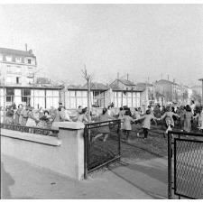 Groupe scolaire intercommunal, Nancy : la cour des filles à l'heure de la récréation. La ronde.