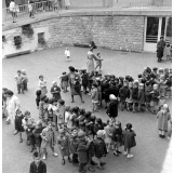 Rentrée scolaire : l'école maternelle de la rue Lamarck. Les élèves se rangent en file indienne dans la cour.