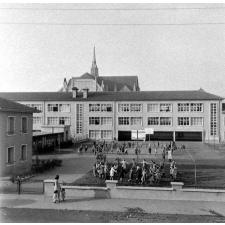 Groupe scolaire intercommunal, Nancy : la cour des filles à l'heure de la récréation.
