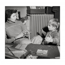 Méthode Freinet : l'apprentissage de l'imprimerie et la réalisation d'un journal scolaire. Un élève discute avec sa maîtresse.