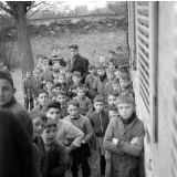 Ecole primaire de Montgeron. Les élèves attendent devant le bâtiment de la cantine scolaire.