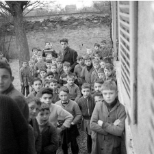 Ecole primaire de Montgeron. Les élèves attendent devant le bâtiment de la cantine scolaire.