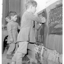 Ecole maternelle à Paris : peinture sur un thème musical
