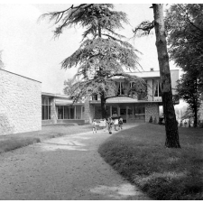 Ecole maternelle de Dugny : un groupe d'enfants devant la porte