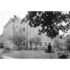 Ecole primaire supérieure de jeunes filles -Mayenne. (Mayenne).