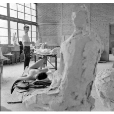 Ecole des Arts Décoratifs : la sculpture d'après modèle féminin.