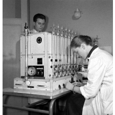 Faculté de sciences : les travaux pratiques en chimie.