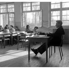 Lycée-pilote mixte de Montgeron. Des élèves dans une salle d'étude surveillée.