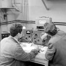 Ecole nationale de radiotechnique et d'électricité appliquée : le laboratoire d'électronique.