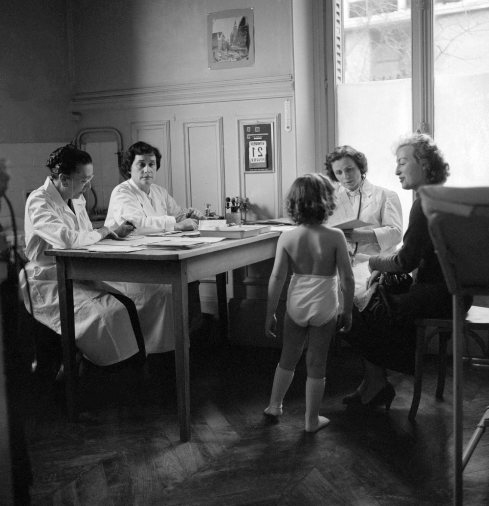 Ecole primaire de la Seine : la visite médicale pour une élève.