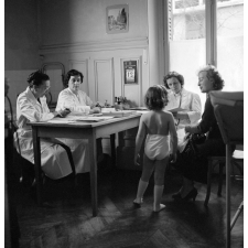 Ecole primaire de la Seine : la visite médicale pour une élève.