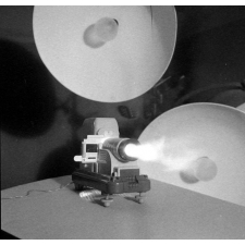 Enseignement audio-visuel. Un appareil de projection en marche.
