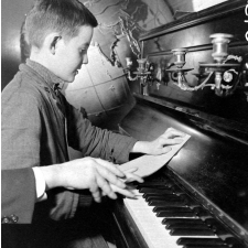 Institut départemental des Aveugles de la Seine (Ecole Braille).
L'enseignement destiné aux aveugles. L'apprentissage du piano.