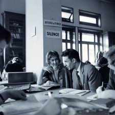 Maison de l'Alliance française : étudiants dans la bibliothèque