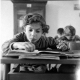Ecole primaire : Une élève écrit sur une ardoise