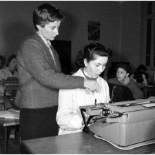 Collège d'enseignement technique pour jeunes filles. Le professeur de sténodactylographie conseille une élève.