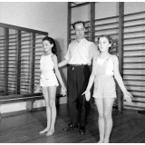 Service de la jeunesse et des sports : la rééducation neuro-motrice. Des jeunes filles pratiquent des exercices d'assouplissement sous le contrôle d'un éducateur.