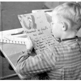 Ecole primaire Clemenceau-Oudinot : classe spéciale pour enfants amblyopes. La lecture.