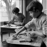 Ecole maternelle de Meudon : l'enseignement ménager. L'entretien du linge. 