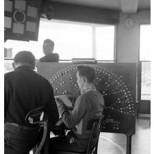 Gare de triage. Le poste de commande des aiguillages.